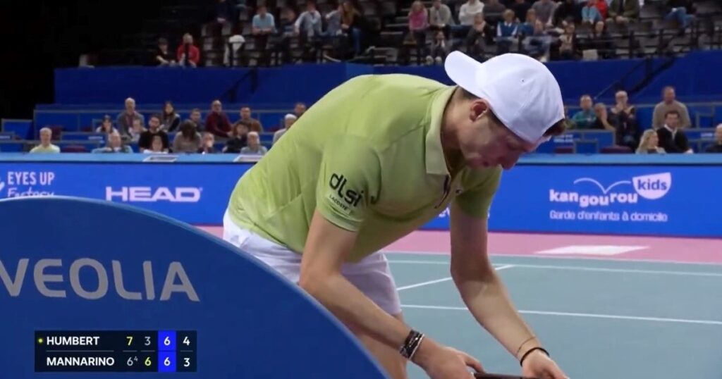 un jugador superaba a su rival, fue a mirar el celular y no volvió a ganar un punto