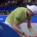 Utilice este título un jugador superaba a su rival, fue a mirar el celular y no volvió a ganar un punto y cree en base a ese titulo original un titulo nuevo, preciso, comprensible y que no pierda relacion con el titulo original. Necesito que me devuelvas solo y nada mas que el titulo nuevo.