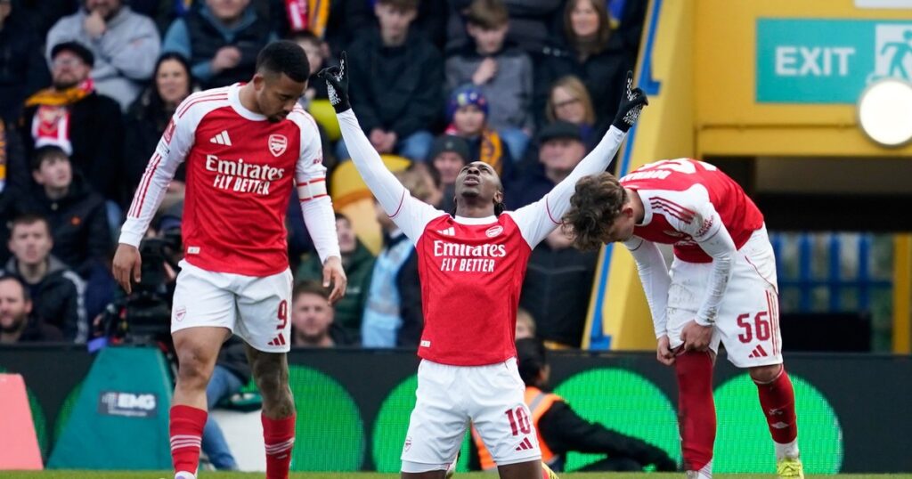 Arsenal sufrió para eliminar al humilde Mansfield Town, pero sigue en carrera y va por todo