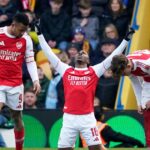 Utilice este título Arsenal sufrió para eliminar al humilde Mansfield Town, pero sigue en carrera y va por todo y cree en base a ese titulo original un titulo nuevo, preciso, comprensible y que no pierda relacion con el titulo original. Necesito que me devuelvas solo y nada mas que el titulo nuevo.