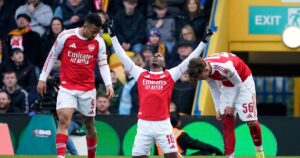Arsenal sufrió para eliminar al humilde Mansfield Town, pero sigue en carrera y va por todo