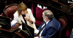 Bullrich va por “una o dos fugas más” en el peronismo, que se abroquela para frenar nuevas fracturas