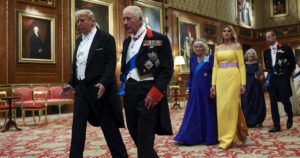 Carlos III viaja a EE.UU. y busca salvar la relación especial tras los insultos de Trump a Starmer