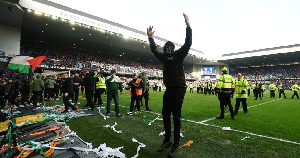 Celtic eliminó a Rangers de la Copa y los barras atacaron a los jugadores adentro de la cancha