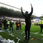 Utilice este título Celtic eliminó a Rangers de la Copa y los barras atacaron a los jugadores adentro de la cancha y cree en base a ese titulo original un titulo nuevo, preciso, comprensible y que no pierda relacion con el titulo original. Necesito que me devuelvas solo y nada mas que el titulo nuevo.