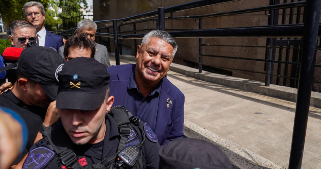 Chiqui Tapia celebró sus 9 años como presidente, en el medio de investigaciones judiciales, el repudio de los hinchas y la imagen por el piso