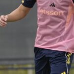 Utilice este título Claudio Úbeda recupera a Alan Velasco, pero ahora es difícil que se meta en el equipo y cree en base a ese titulo original un titulo nuevo, preciso, comprensible y que no pierda relacion con el titulo original. Necesito que me devuelvas solo y nada mas que el titulo nuevo.