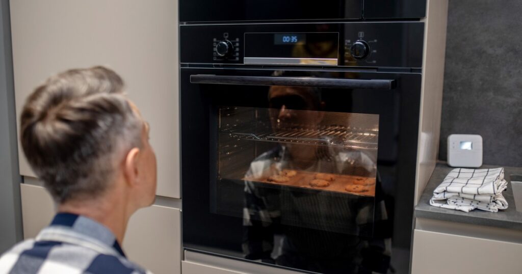 Cómo limpiar correctamente la puerta de vidrio del horno, según expertos