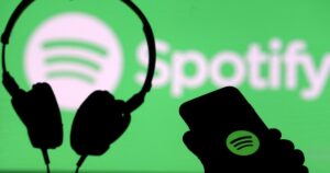 Creó música con IA, usó bots y estafó por 8 millones de dólares a Spotify, Apple, YouTube y Amazon
