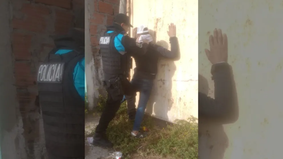 Detuvieron a un joven por violar una restricción y subirse al techo de una vivienda en el Moure