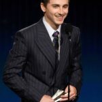 Utilice este título  El Teatro Colón se mete en la polémica con Timothée Chalamet y también le responde por sus dichos sobre el ballet y la ópera y cree en base a ese titulo original un titulo nuevo, preciso, comprensible y que no pierda relacion con el titulo original. Necesito que me devuelvas solo y nada mas que el titulo nuevo.