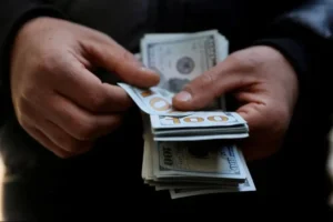 El dólar bajó y se posiciona un 20% debajo del límite de las bandas cambiarias