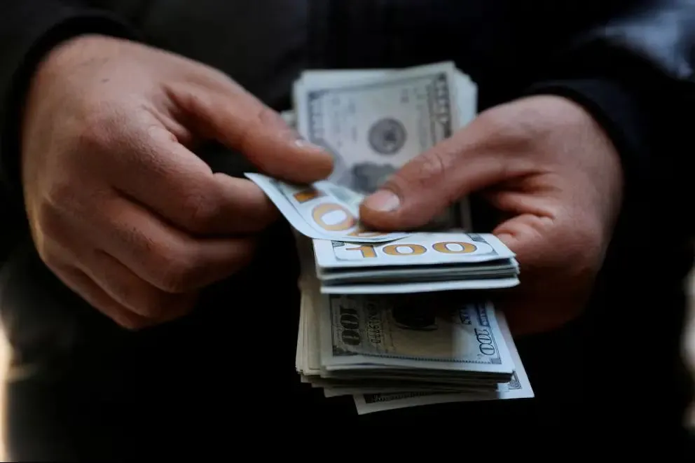 El dólar bajó y se posiciona un 20% debajo del límite de las bandas cambiarias