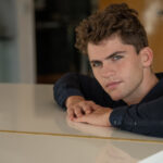 Utilice este título  El prodigio argentino que cantó para Maradona y el Papa Francisco, que ahora la rompe en la TV española y cree en base a ese titulo original un titulo nuevo, preciso, comprensible y que no pierda relacion con el titulo original. Necesito que me devuelvas solo y nada mas que el titulo nuevo.