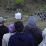 Utilice este título  En Nuestra Tierra, Lucrecia Martel documenta mucho más que el juicio por un asesinato y cree en base a ese titulo original un titulo nuevo, preciso, comprensible y que no pierda relacion con el titulo original. Necesito que me devuelvas solo y nada mas que el titulo nuevo.