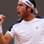 Utilice este título Etcheverry avanzó a tercera ronda y se viene el duelo de argentinos y cree en base a ese titulo original un titulo nuevo, preciso, comprensible y que no pierda relacion con el titulo original. Necesito que me devuelvas solo y nada mas que el titulo nuevo.