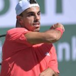 Utilice este título Francisco Cerúndolo tuvo que sufrir para ganarle a Benjamin Bonzi pero festejó en el debut y cree en base a ese titulo original un titulo nuevo, preciso, comprensible y que no pierda relacion con el titulo original. Necesito que me devuelvas solo y nada mas que el titulo nuevo.