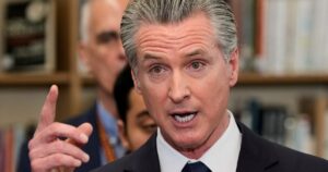 Gavin Newsom lanza una campaña para sumar 10.000 jóvenes a su programa de servicio comunitario