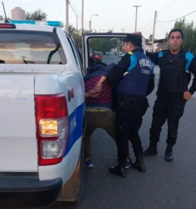 Intentó robar un fernet, agredió a un efectivo y lo atraparon