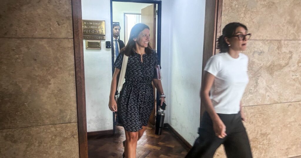 La Justicia dispuso medidas de protección sobre la secretaria de la empresa aérea que llevó a Manuel Adorni a Uruguay tras una denuncia de amenazas