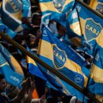 Utilice este título Los hinchas de Boca tendrán un único acceso en la cancha de Lanús y no podrán entrar con banderas y cree en base a ese titulo original un titulo nuevo, preciso, comprensible y que no pierda relacion con el titulo original. Necesito que me devuelvas solo y nada mas que el titulo nuevo.