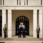 Utilice este título Milei en Hungría, una cita con Orbán y un un escenario frente a la derecha europea en la que descargó su “batalla cultural” y cree en base a ese titulo original un titulo nuevo, preciso, comprensible y que no pierda relacion con el titulo original. Necesito que me devuelvas solo y nada mas que el titulo nuevo.