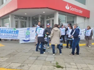 Protesta en el Santander por el despido de una trabajadora afectada por el cerro Hermitte