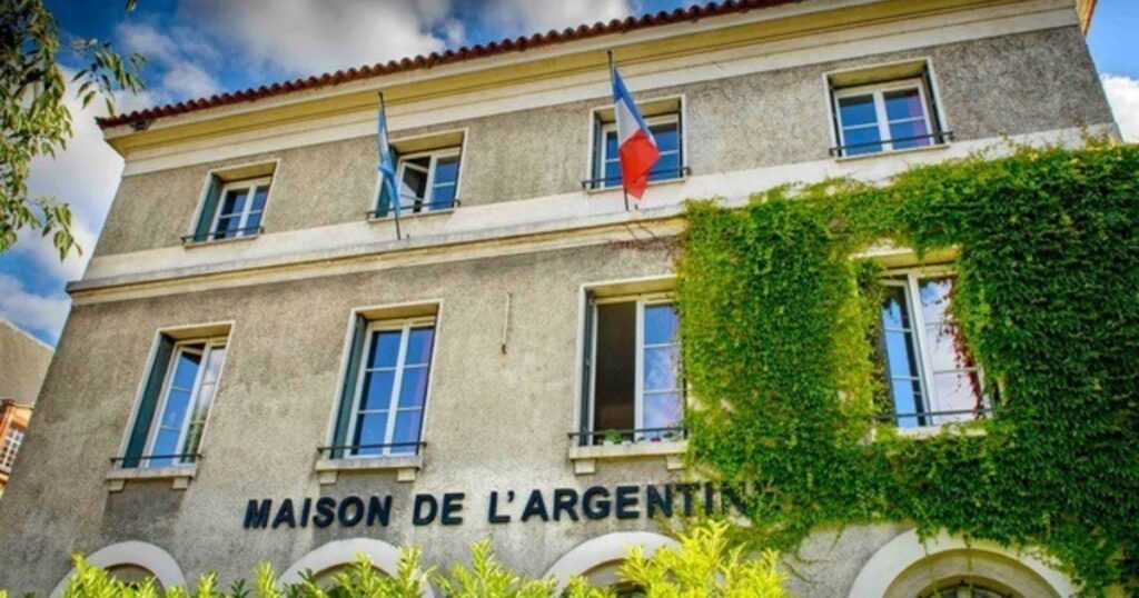 Retiraron una placa de conmemoración de los desaparecidos en la Casa Argentina en París