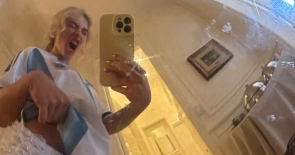 Sabrina Carpenter posó en bombacha con la celeste y blanca desde su hotel en Argentina, en la previa de Lollapalooza