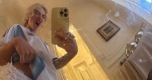 Sabrina Carpenter posó en bombacha con la celeste y blanca desde su hotel en Argentina, en la previa de Lollapalooza