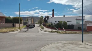 Un camión enganchó cables en barrio Moreno y tiró varios postes