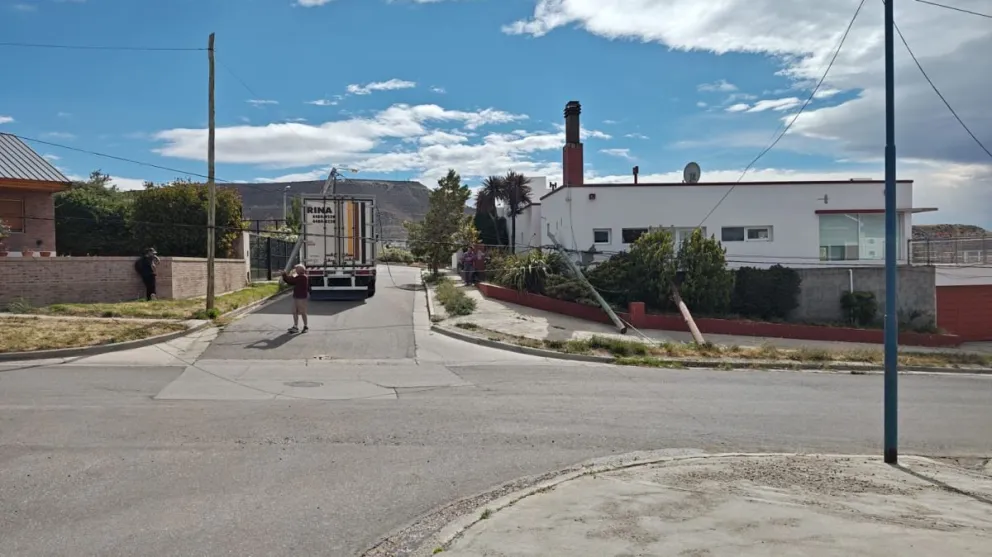 Un camión enganchó cables en barrio Moreno y tiró varios postes