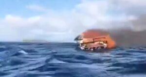 Una lancha se incendió en medio del Lago Nahuel Huapi y su conductor se salvó al tirarse al agua