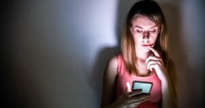 crecen los casos de vigilancia dentro de las parejas