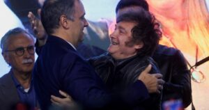 el Presidente habla en la Bolsa de Comercio de Córdoba y se muestra con Adorni, en medio del escándalo por el viaje de su esposa a Nueva York