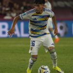 Utilice este título el punto en común que une a una gloria de Boca con la última aparición del fútbol argentino y cree en base a ese titulo original un titulo nuevo, preciso, comprensible y que no pierda relacion con el titulo original. Necesito que me devuelvas solo y nada mas que el titulo nuevo.