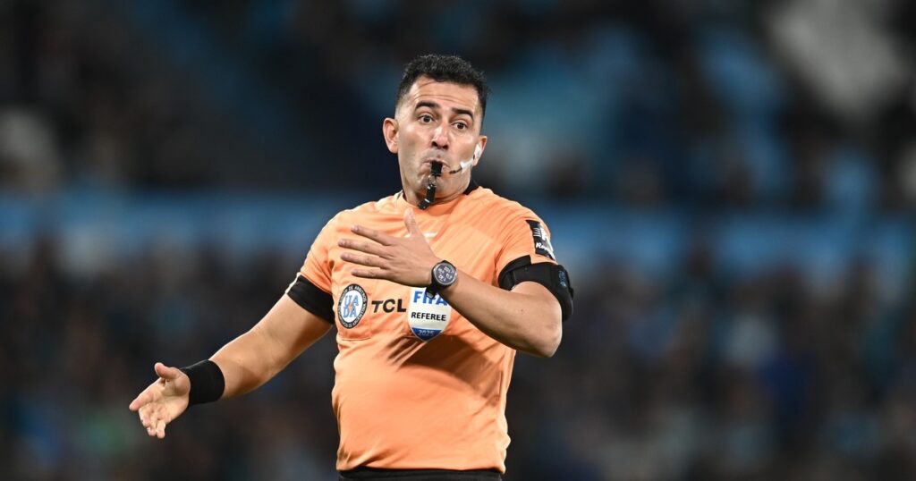 filtran supuestos chats del árbitro Luis Lobo Medina en los que presuntamente arreglan un partido del año 2021