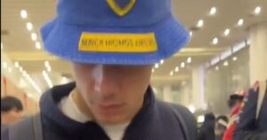 llegó con otro guiño a Boca y recibió una lluvia de regalos de los fanáticos