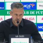 Utilice este título lo mandó al frente por mandarle mensajes a uno de sus futbolistas y cree en base a ese titulo original un titulo nuevo, preciso, comprensible y que no pierda relacion con el titulo original. Necesito que me devuelvas solo y nada mas que el titulo nuevo.