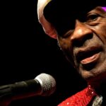 Utilice este título  ridiculizó a Yoko Ono, le pegó una piña a Keith Richards y terminó explotado por su familia y cree en base a ese titulo original un titulo nuevo, preciso, comprensible y que no pierda relacion con el titulo original. Necesito que me devuelvas solo y nada mas que el titulo nuevo.