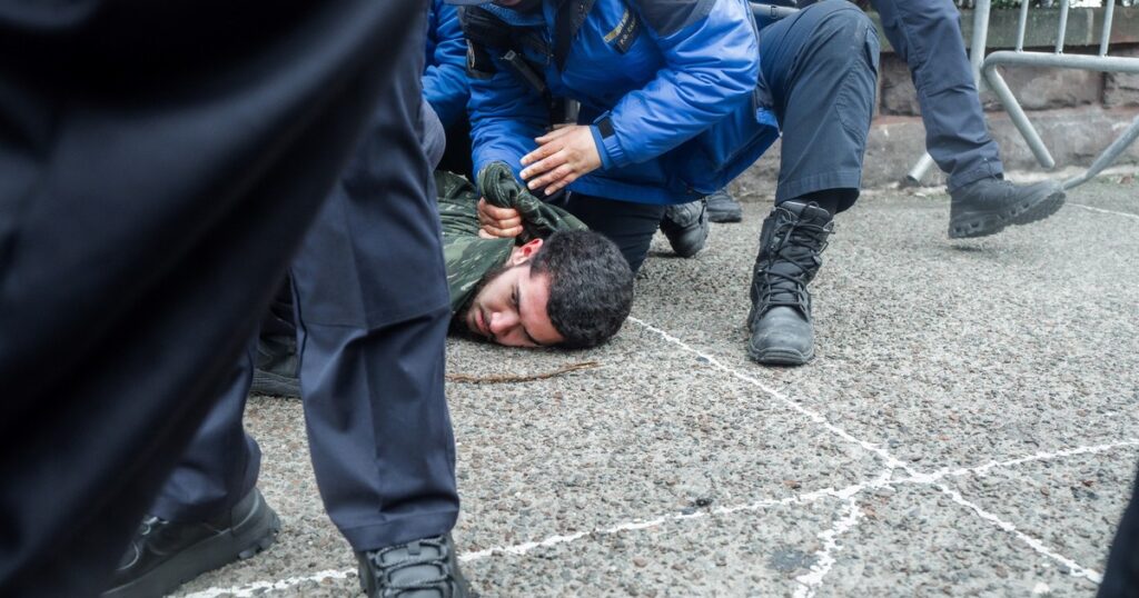 seis detenidos por lanzar artefactos con tornillos y tuercas