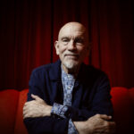 Utilice este título  su pasión por Sabato y por qué usa música de Piazzolla en el espectáculo que trajo a Buenos Aires y cree en base a ese titulo original un titulo nuevo, preciso, comprensible y que no pierda relacion con el titulo original. Necesito que me devuelvas solo y nada mas que el titulo nuevo.