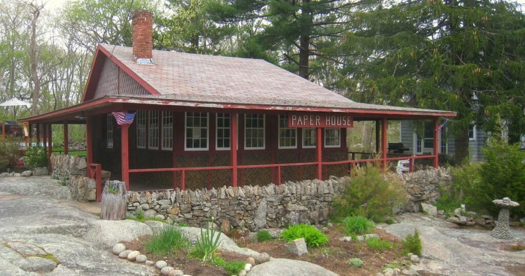 transformar el plástico en casas, reenvasar los escombros en fachadas urbanas y, "cultivar" ladrillos con forma de hongo