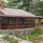 Utilice este título transformar el plástico en casas, reenvasar los escombros en fachadas urbanas y, “cultivar” ladrillos con forma de hongo y cree en base a ese titulo original un titulo nuevo, preciso, comprensible y que no pierda relacion con el titulo original. Necesito que me devuelvas solo y nada mas que el titulo nuevo.