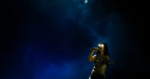 una puesta en escena vanguardista para la artista pop más introspectiva de su generación