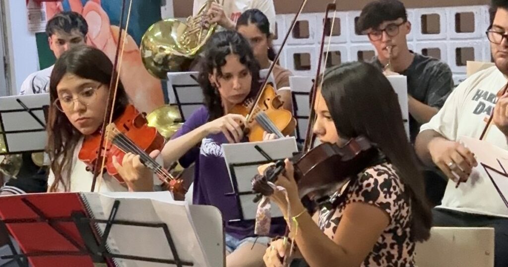 30 jóvenes músicos van a una academia y necesitan ayuda