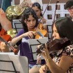 Utilice este título 30 jóvenes músicos van a una academia y necesitan ayuda y cree en base a ese titulo original un titulo nuevo, preciso, comprensible y que no pierda relacion con el titulo original. Necesito que me devuelvas solo y nada mas que el titulo nuevo.