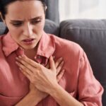 Utilice este título Advierten por un “punto ciego clínico” muy peligroso para el corazón de mujeres jóvenes: cómo prevenirlo y cree en base a ese titulo original un titulo nuevo, preciso, comprensible y que no pierda relacion con el titulo original. Necesito que me devuelvas solo y nada mas que el titulo nuevo.