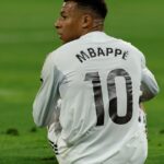 Utilice este título Al Real Madrid se le escapó el triunfo ante Betis en la última jugada y Kylian Mbappé pidió el cambio y cree en base a ese titulo original un titulo nuevo, preciso, comprensible y que no pierda relacion con el titulo original. Necesito que me devuelvas solo y nada mas que el titulo nuevo.