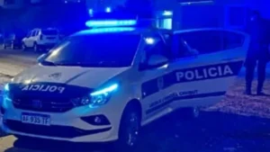 Amenazó con un cuchillo, atacó a policías y terminó detenido en pleno centro de Trelew